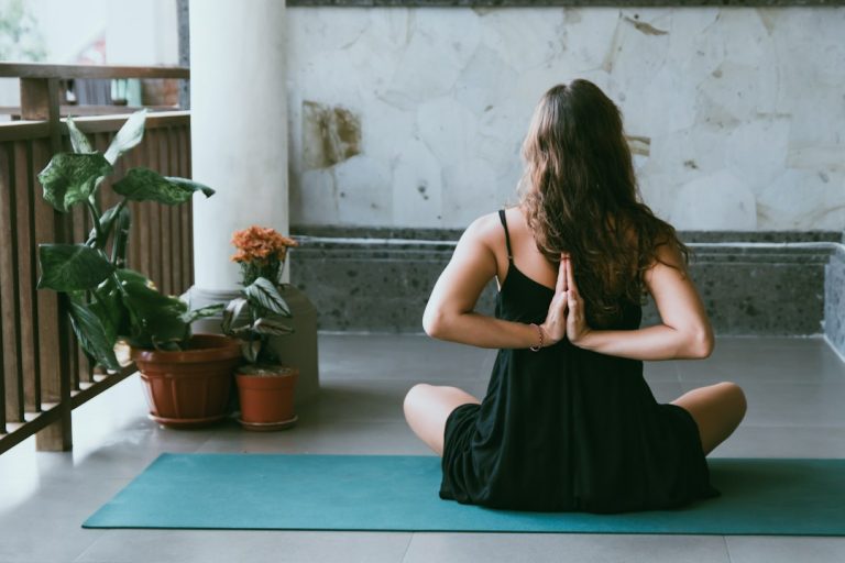 Poziția Fluturelui Yoga | Tehnici pentru un Somn Odihnitor