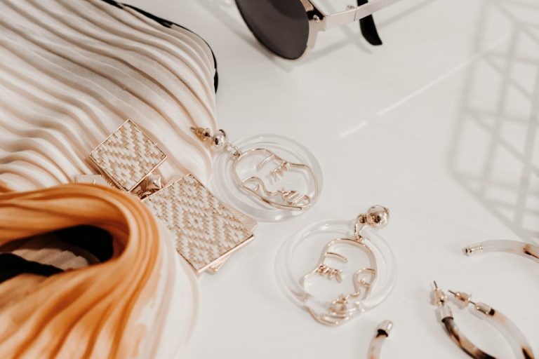 Top 10 accesorii must-have pentru a-ți completa ținutele