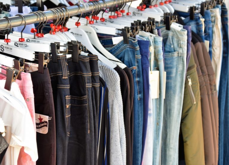 Sfaturi pentru achiziționarea hainelor vintage și second-hand