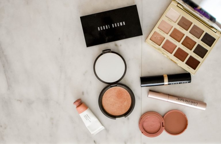Top 10 produse de machiaj must-have pentru un look impecabil
