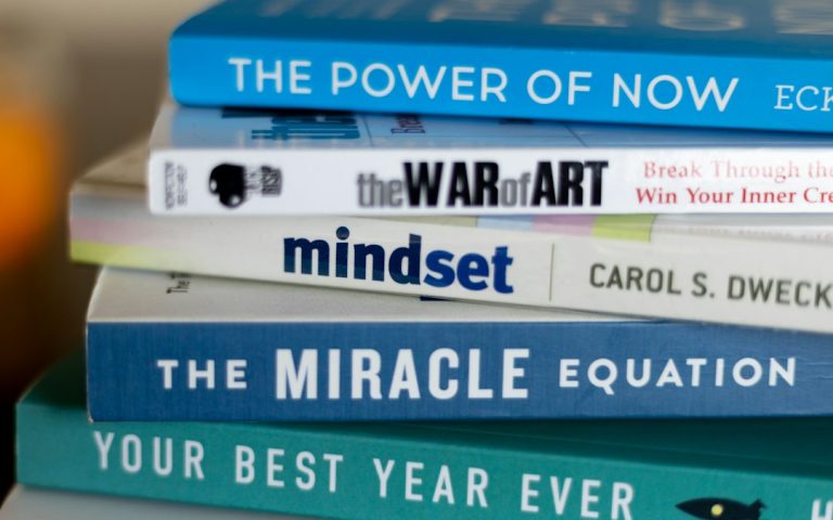 Top 10 cărți motivaționale și de dezvoltare personală pentru a-ți îmbunătăți viața