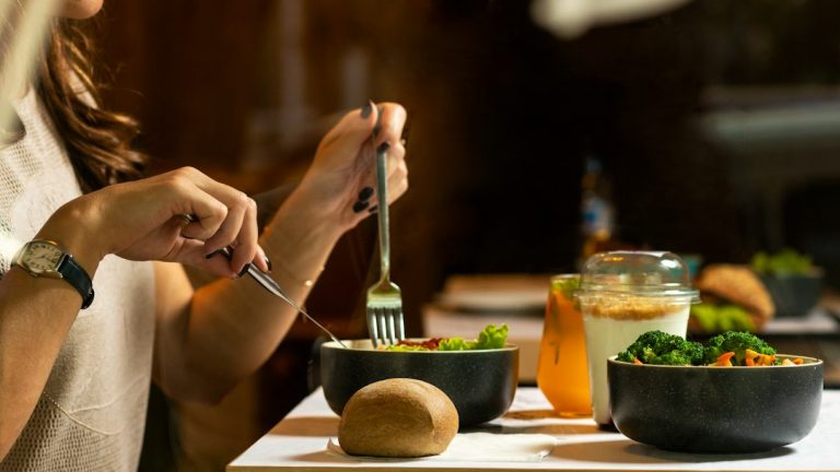 Cum să faci alegeri alimentare inteligente și sănătoase la restaurant sau când ești în mișcare