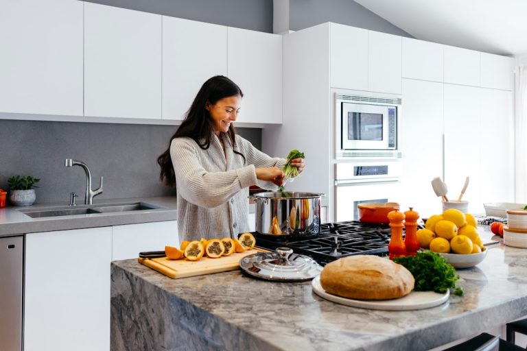 Cum să îți menții o relație sănătoasă cu mâncarea și să te bucuri de alimentație