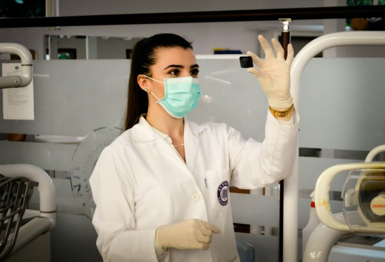 Importanța consultării unui specialist sau a unui terapeut înainte de utilizarea plantelor medicinale în tratamente.