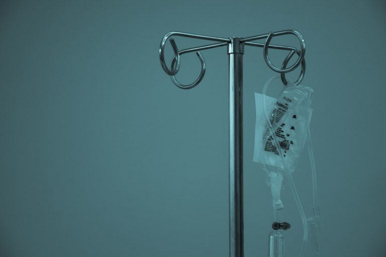 Cum să identifici și să eviți riscurile și contraindicațiile în utilizarea plantelor medicinale