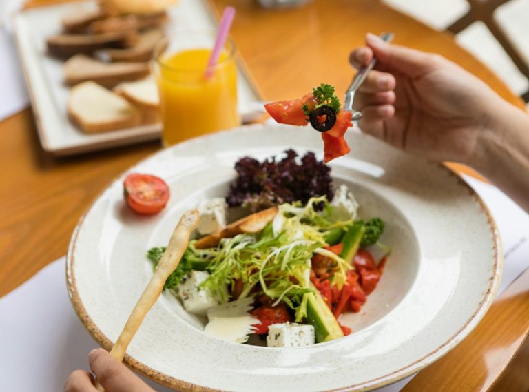 Strategii pentru gestionarea poftelor alimentare și a compulsiilor în timpul dietei